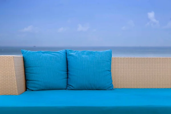 Длинный Коричневый Плетеный Диван Синие Подушки Подушки Размещенные Пляже — стоковое фото