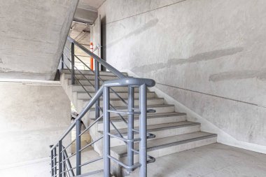 Otopark binasında beton yangın merdiveni.