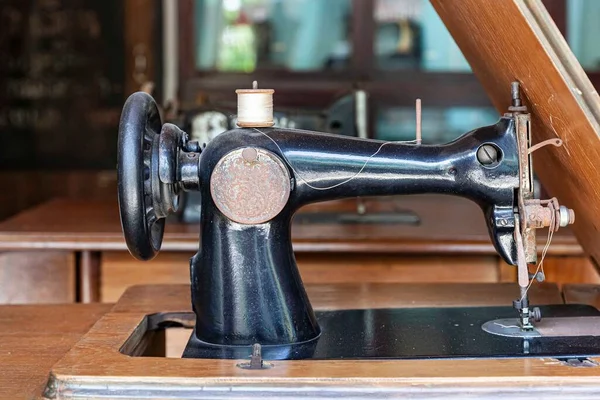 老式木制房屋内的老式铁制缝纫机 — 图库照片