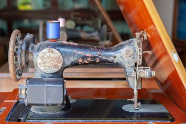 Eski moda demir dikiş makinesi eski tip ahşap bir evin içinde.