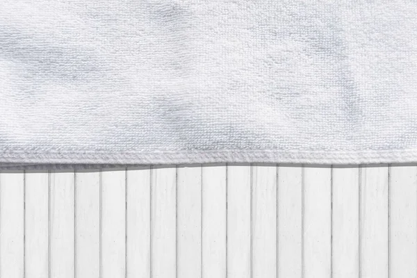 Чистые Белые Полотенца Сложенные Столе Белого Дерева — стоковое фото