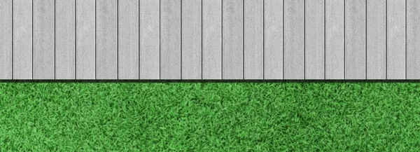 Blick Von Oben Auf Einen Weißen Holzsteg Grünen Rasen — Stockfoto