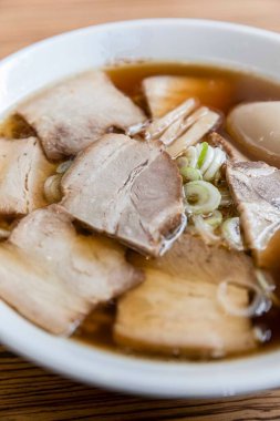 Asya yemeği, Japon usulü ramen eriştesi kahverengi ahşap bir masaya yerleştirilmiş.