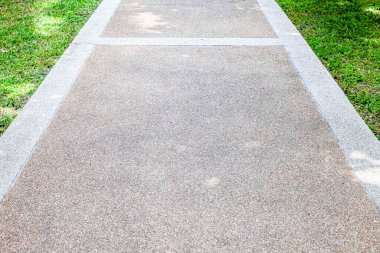 Yaz yeşil bahçesinde uzun beton yol