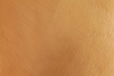 Binanın içinde parlak altın desenli ve arka planda pürüzsüz beton duvar var.