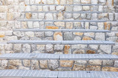 Beyaz mermer merdiven ve açık hava granit zemin