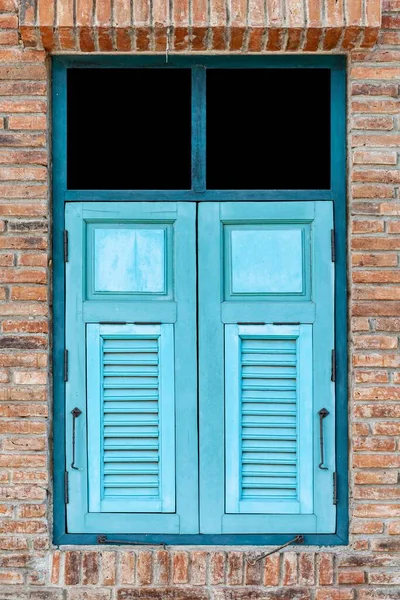 Finestra Persiane Legno Blu Antico Europeo Muro Mattoni Pietra Marrone — Foto Stock