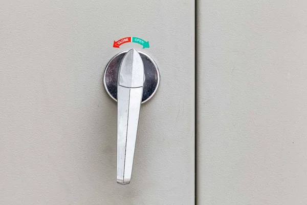 Серебряная Алюминиевая Ручка Двери Белая Металлическая Дверь — стоковое фото