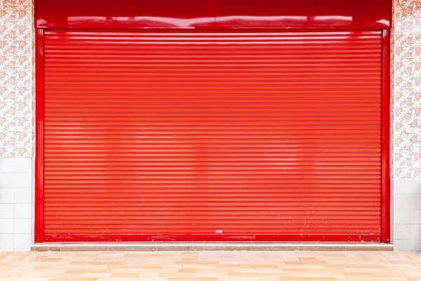 Закрытая Дверь Гаража Красного Металла — стоковое фото