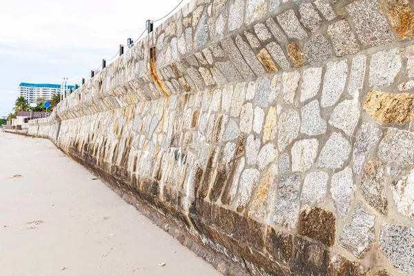 Высокие Каменные Стены Блокируют Волны Пляже — стоковое фото