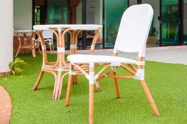 Tatil yerindeki havuzun yanındaki beyaz ahşap yemek masası.