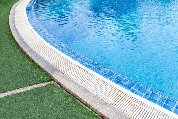 Geniş Yüzme Havuzu Villanın Içinde Yeşil Yapay Çim — Stok fotoğraf