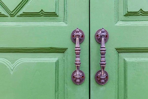 Złoty Aluminiowy Uchwyt Drzwi Zielone Drzwi Drewniane — Zdjęcie stockowe