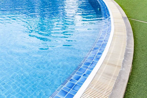 Wide Swimming Pool Green Artificial Turf Villa — Stock Photo, Image