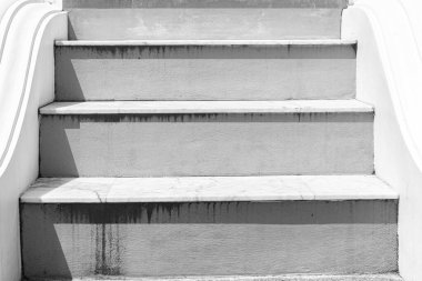 Beyaz mermer merdiven ve açık hava granit zemin