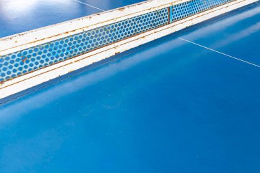 Boş mavi ahşap masa tenisi ya da oyuncusuz ping-pong masasına yakın çekim