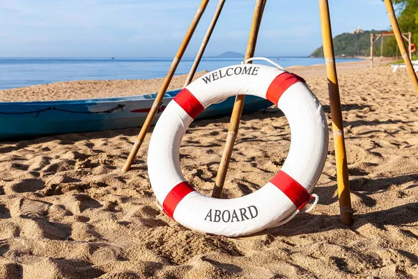 Turistler Için Plajda Otelin Önünde Cankurtaran Şamandıraları Hazırlanıyor — Stok fotoğraf