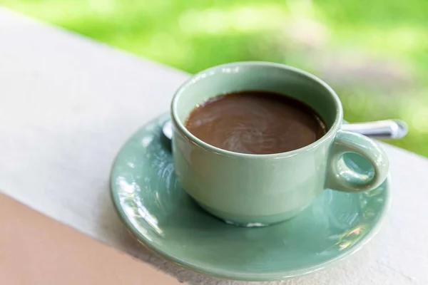 Una Taza Café Americano Caliente Mesa Dentro Café Moderno —  Fotos de Stock