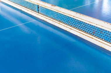 Boş mavi ahşap masa tenisi ya da oyuncusuz ping-pong masasına yakın çekim