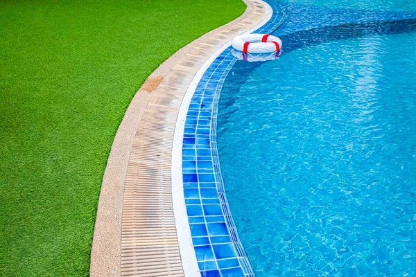 Wide Swimming Pool Green Artificial Turf Villa — Stock Photo, Image