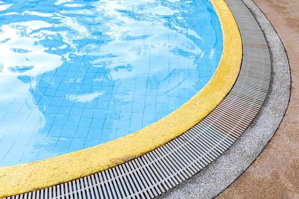 Amplia Piscina Suelo Piedra Marrón Dentro Villa — Foto de Stock