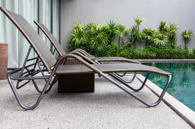 Havuz kenarındaki villada plastik güneşlikler.