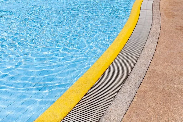 Großer Swimmingpool Und Brauner Steinboden Der Villa — Stockfoto