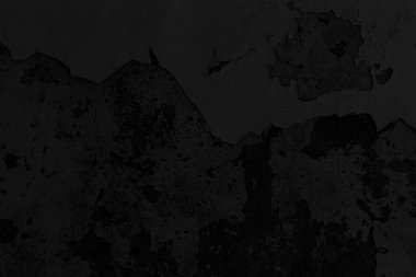 Eski çimento duvar siyaha boyanmış, boya dokusu ve arka plan soyulmuş.