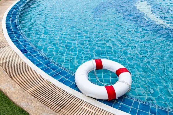 Boias Salva Vidas Brancas São Preparadas Piscina Dentro Hotel — Fotografia de Stock