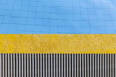 Granit ve drenaj havuzun kenarında ızgara yapıyor.