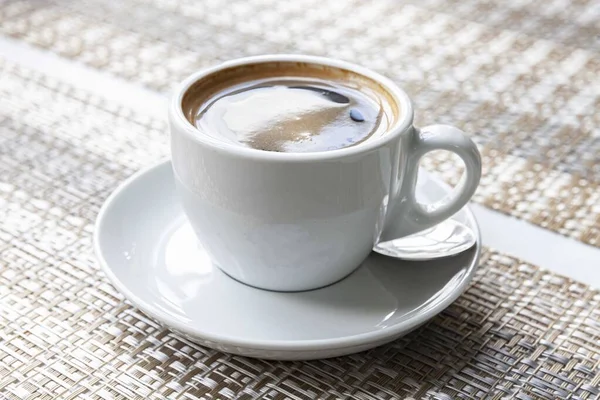 Egy Forró Americano Csésze Asztalon Egy Modern Kávézó Belsejében — Stock Fotó