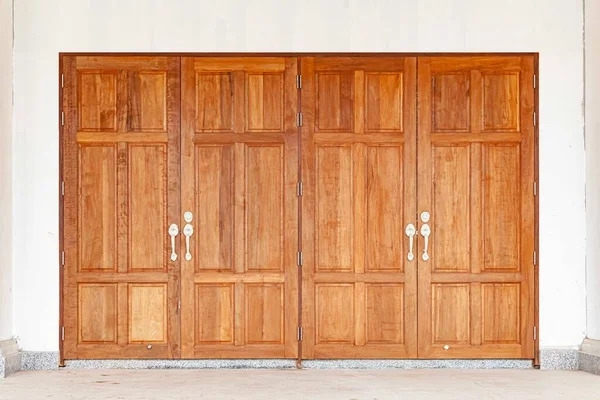 Grote Bruine Houten Deur Ingang Witte Cementwand — Stockfoto