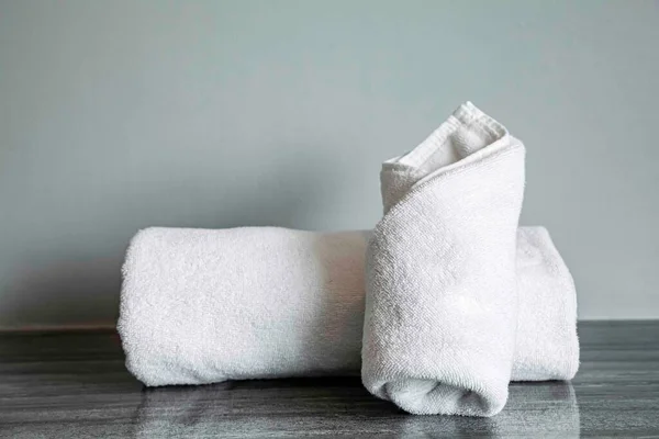 Close Schone Witte Handdoek Vouw Hotelkamer — Stockfoto