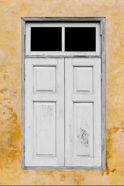 Viejas Ventanas Madera Vintage Blancas Vieja Pared Cemento Amarillo Marrón — Foto de Stock