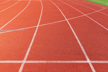 Stadyumdaki koşu pistinde ya da atletizm pistinde kıvrımlı şerit. Koşu pisti, atletizm için yapay bir koşu alanıdır.