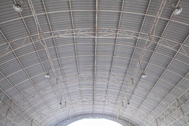 Açık hava otoparkı şablonu ve arka planı için çelik çatı örtüsü yapısı