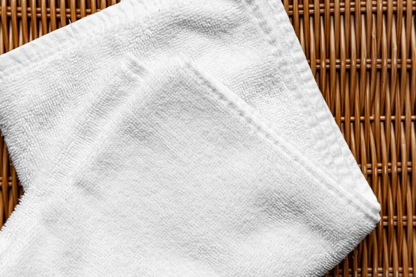 Schone Witte Handdoeken Gevouwen Een Bruine Houten Tafel — Stockfoto