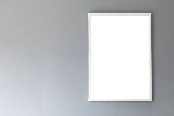 滑らかな灰色の壁に空白の白い写真フレーム — ストック写真