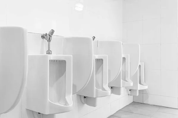 Fila Urinarios Cerámica Blanca Baño Hombres —  Fotos de Stock