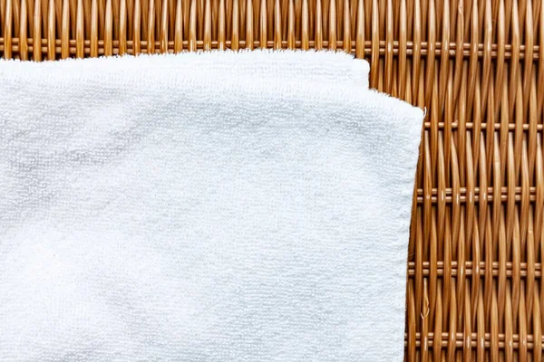 Schone Witte Handdoeken Gevouwen Een Bruine Houten Tafel — Stockfoto