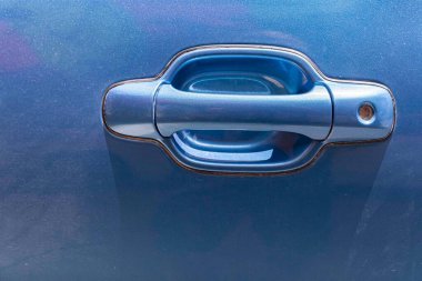 Krom arabanın kapı kollarını kapat.