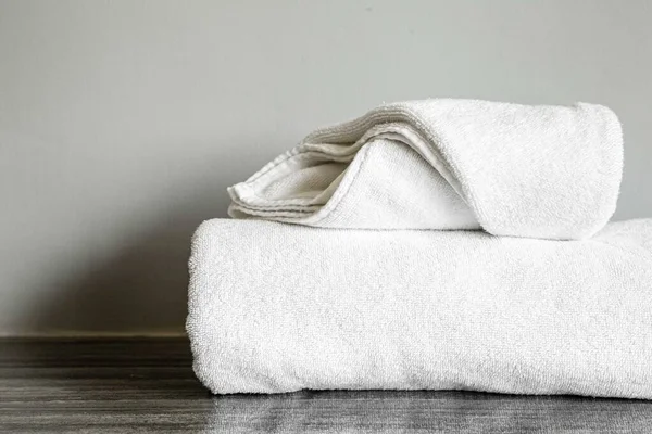 酒店房间里的清洁白色毛巾折边特写 — 图库照片