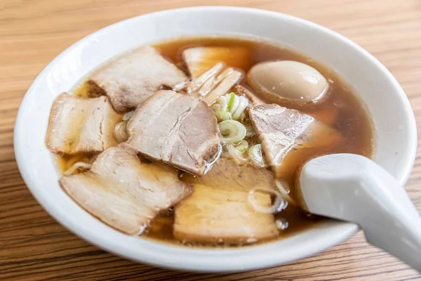 Macarrão Ramen Estilo Japonês Colocado Uma Mesa Madeira Marrom — Fotografia de Stock