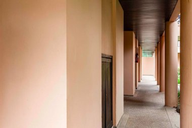 Lüks oteldeki odalar arasındaki koridor.