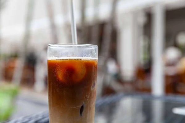 Cappuccino Gelado Copo Com Palhas Uma Mesa Café Moda — Fotografia de Stock