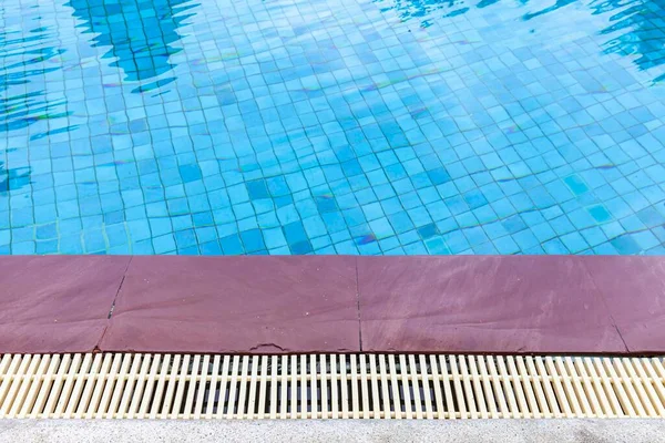 Amplia Piscina Suelo Piedra Marrón Dentro Villa —  Fotos de Stock