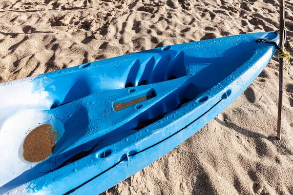 Kayak Biru Ditempatkan Pasir Pantai Disiapkan Untuk Pelanggan Resor — Stok Foto