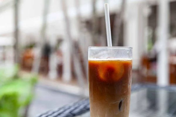 Cappuccino Gelado Copo Com Palhas Uma Mesa Café Moda — Fotografia de Stock