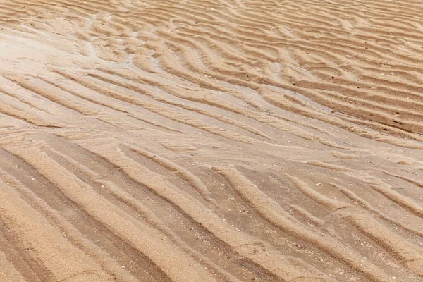 Světle Hnědý Písek Kudrlinky Mořské Vodě Ustupuje Vzor Pozadí Textury — Stock fotografie