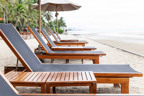 Lege Ligbedden Aan Het Strand Van Het Hotel Ter Verlichting — Stockfoto